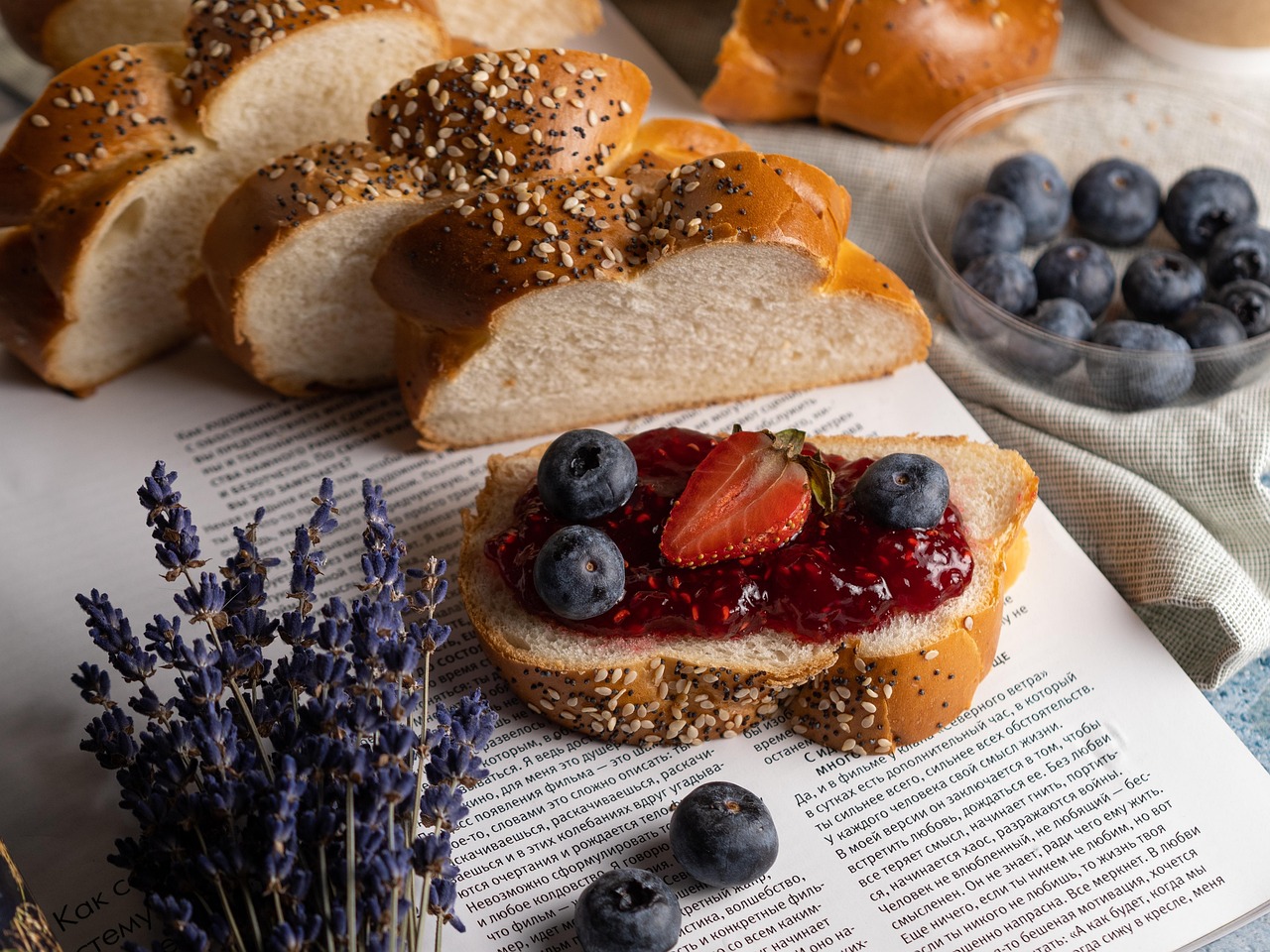 Foto eines gut aussehenden Brotes mit Marmelade und frischen Blau und Erdbeeren.