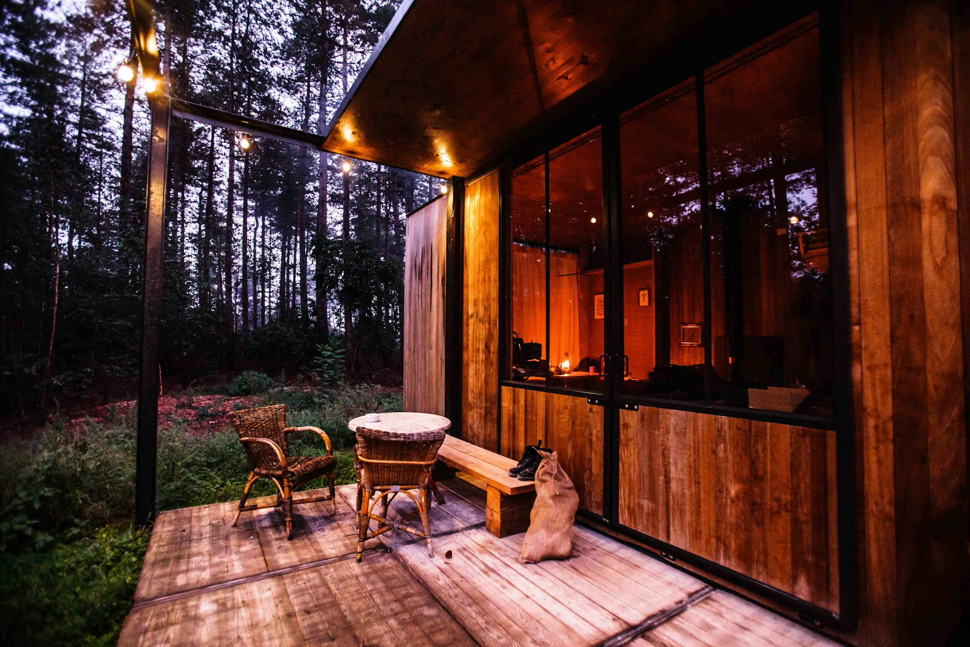 Foto einer modernen kleinen Hütte mitten im Wald.