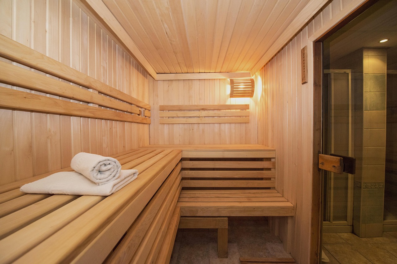 Foto des Inneren einer hölzernen Sauna mit viel Platz.