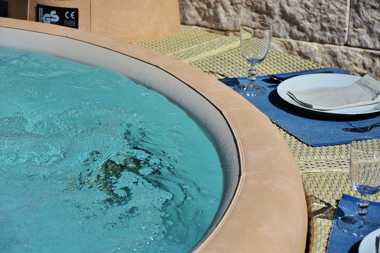 Foto eines Whirlpools mit glasklarem Türkisem Wasser.